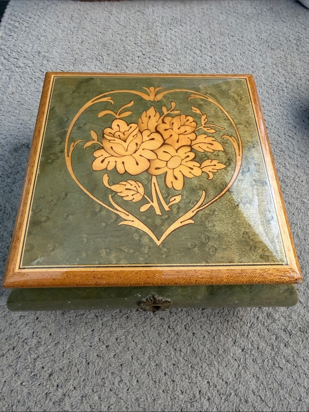 Green and Tan Floral Wood musical Jewelry Box with Heart Inlay